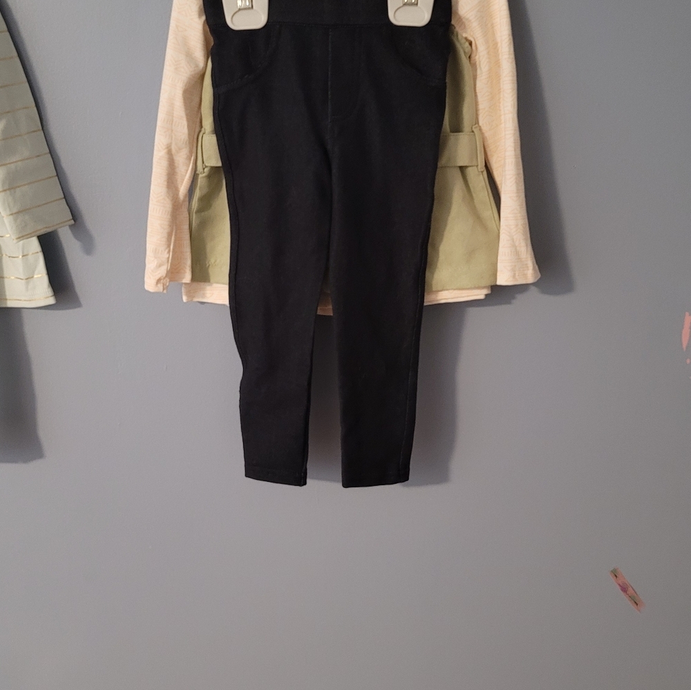 set - Picture 2 of 4